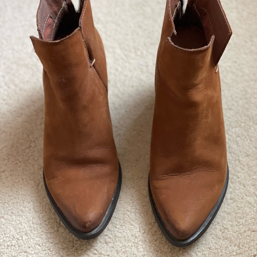 Brown size 6 Steve Madden pointed toe boots